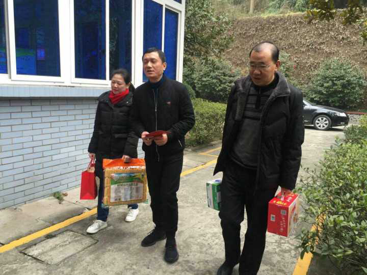 集團(tuán)公司領(lǐng)導(dǎo)大年三十到一水廠 慰問(wèn)一線職工