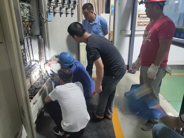 通宵奮戰(zhàn)，順利完成一水廠泵站電氣改造